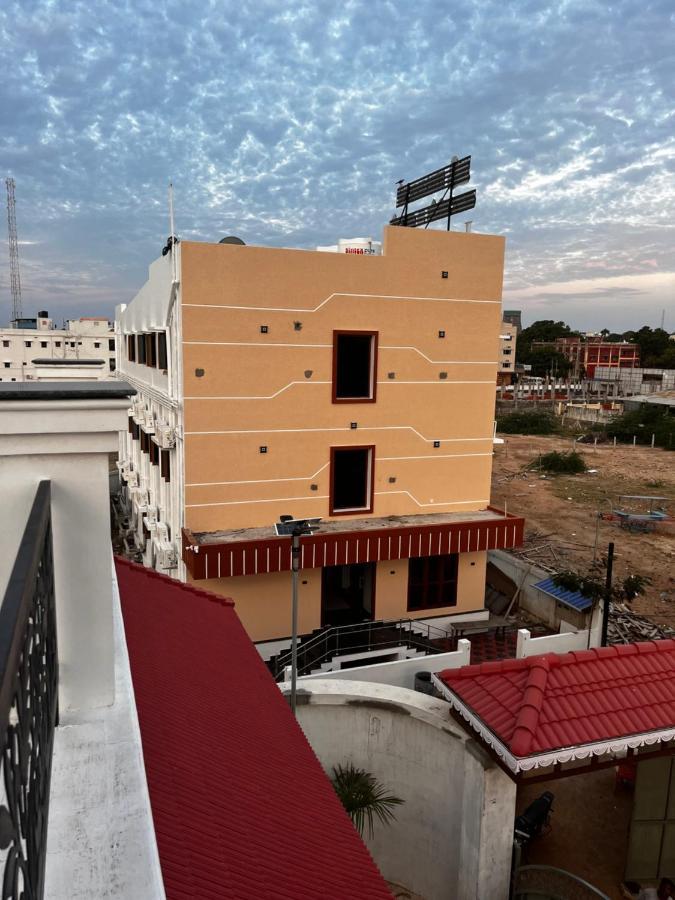 Отель Sri Balaji Lodging Тиручендур Экстерьер фото