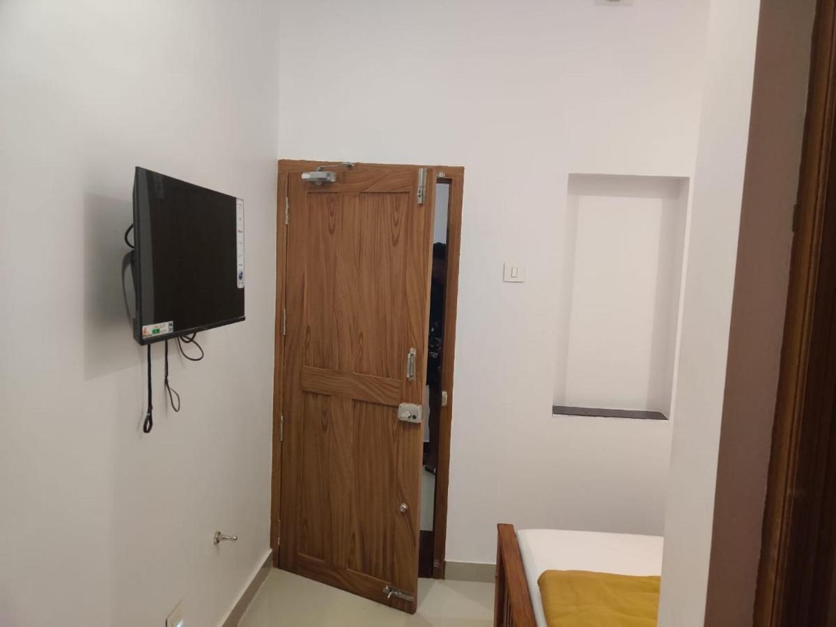 Отель Sri Balaji Lodging Тиручендур Экстерьер фото