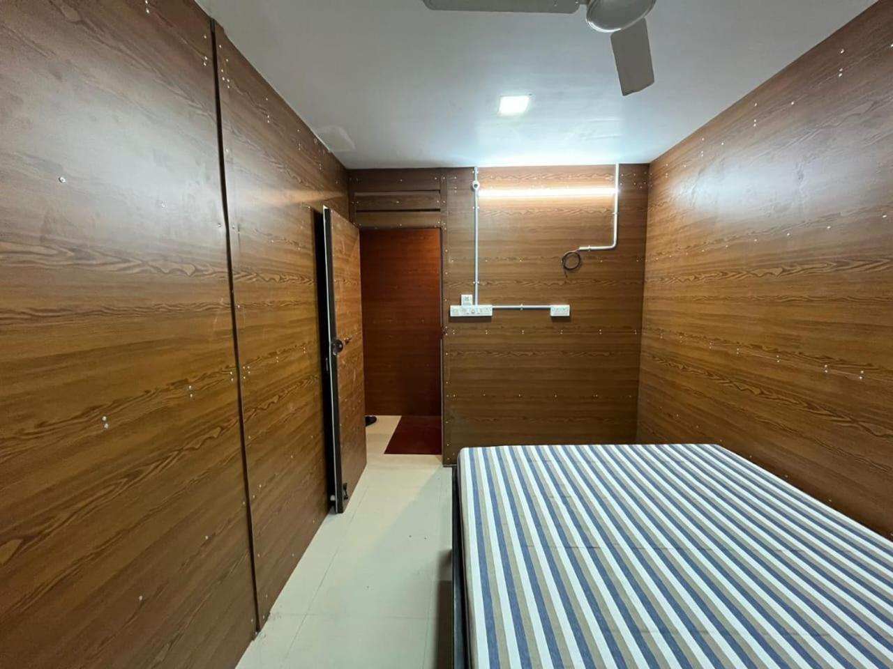 Отель Sri Balaji Lodging Тиручендур Экстерьер фото